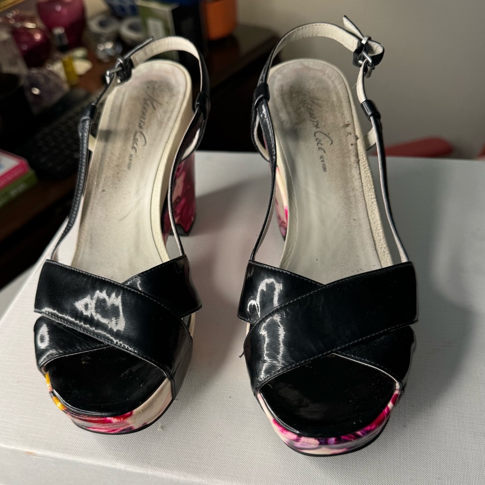 Kenneth Cole black patent and flowers platform sandals 9M